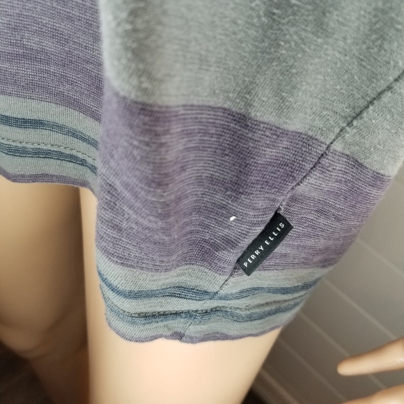 Perry Ellis | V-Neck Shirt - Picture 4 of 6